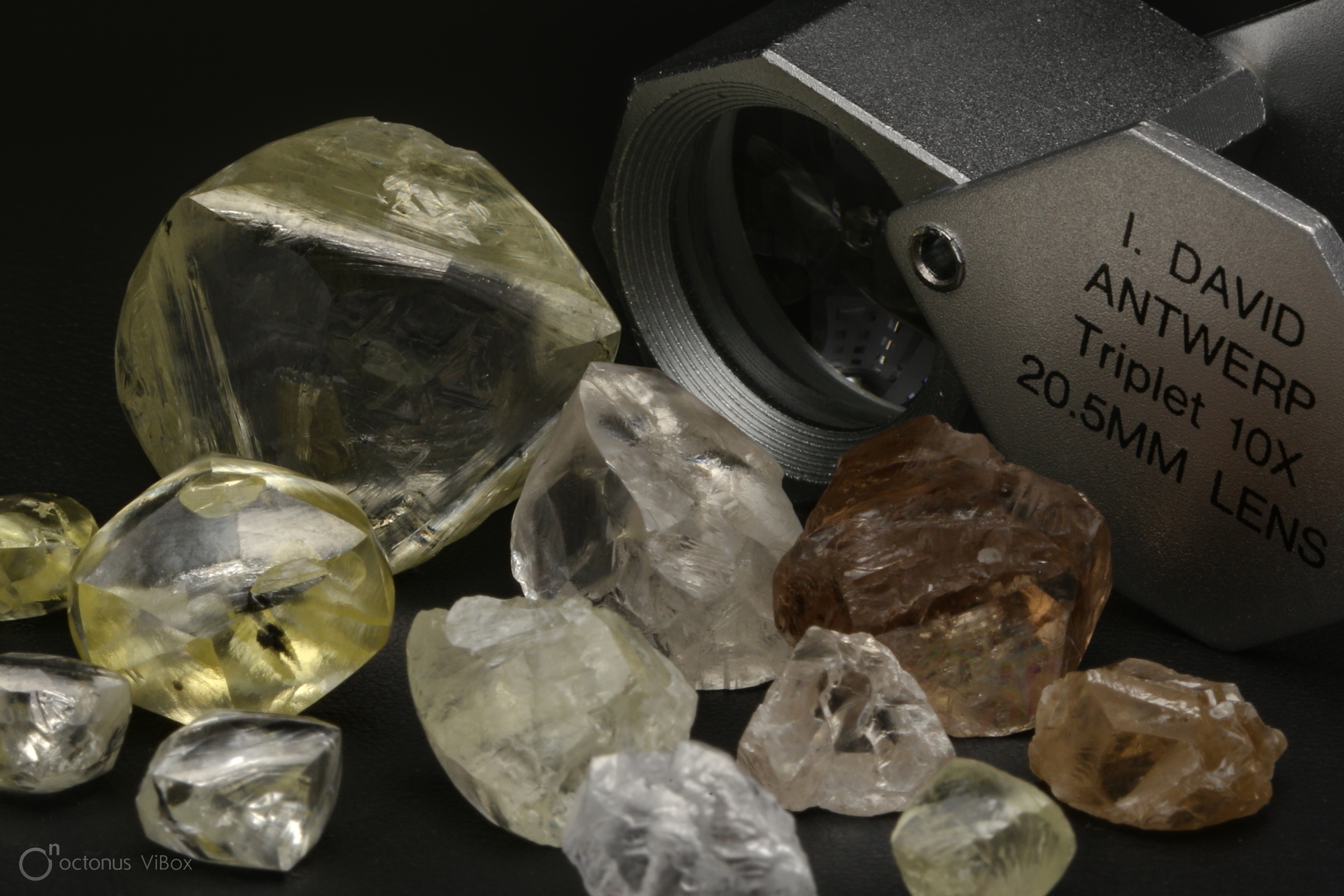 Найти алмаз среди. Природный Алмаз. Алмазы ЮАР. Природные ресурсы Алмазы. Бриллиантовая промышленность.